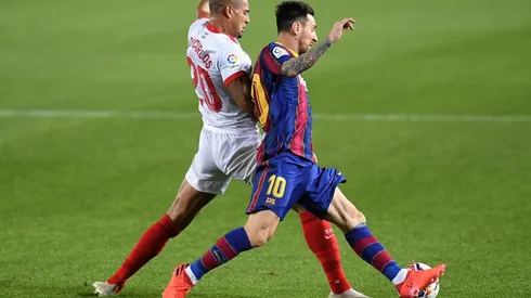 Lionel Messi intenta sacarse la pegajosa marca de Diego Carlos