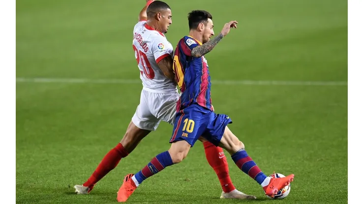 Lionel Messi intenta sacarse la pegajosa marca de Diego Carlos