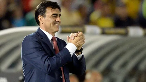 Gustavo Quinteros puede dirigir a Colo Colo apenas llegue al país y acredite un PCR negativo además de una declaración jurada.