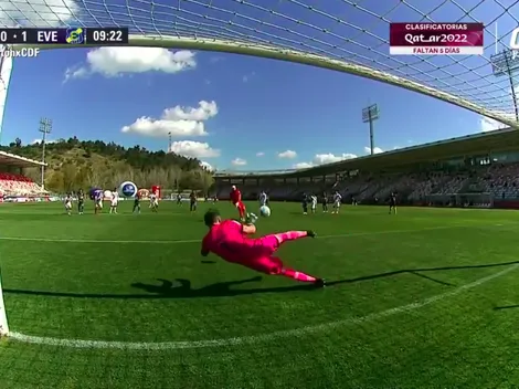 Johnny Herrera le convierte un gol a Paulo Garcés