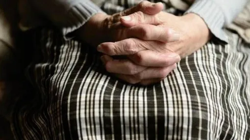 La mujer sometió al criminal que suplicó que se detuviera.