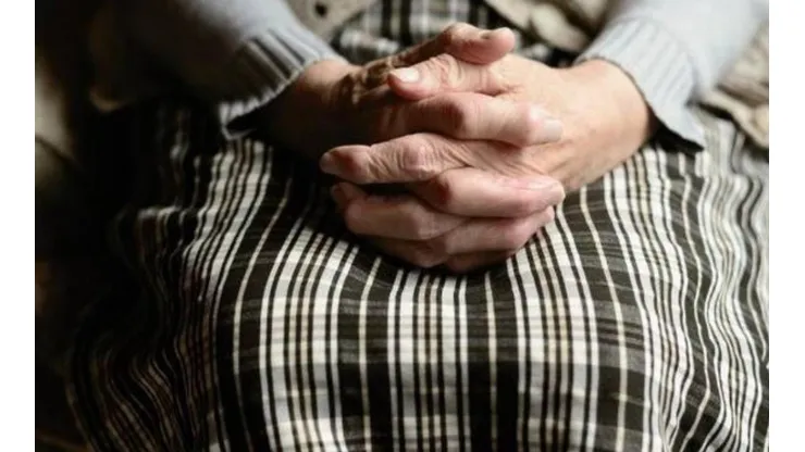 La mujer sometió al criminal que suplicó que se detuviera.