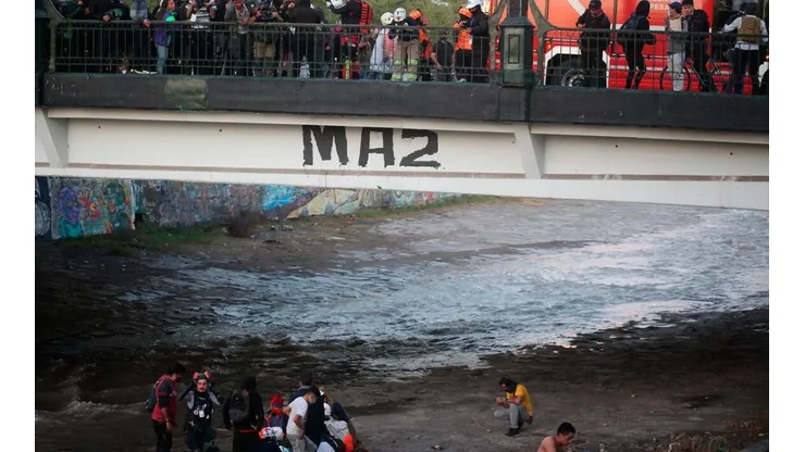 Rescatistas ayudan a joven tras caída al río Mapocho | Foto: Agencia Uno
