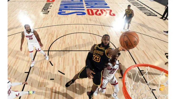 LeBron James una vez más fue la figura de la cancha en la NBA