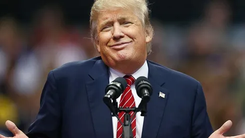 Donald Trump sorprende con gesto frente a la prensa | Foto: Getty