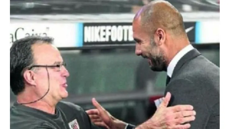 Marcelo Bielsa y Josep Guardiola se saludan