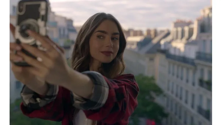 Lilly Collins es la protagonista de la nueva serie de Netflix.