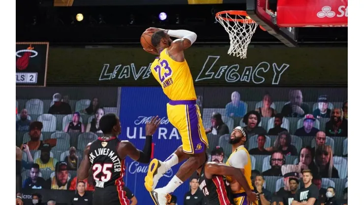 LeBron James jugando ante su ex equipo