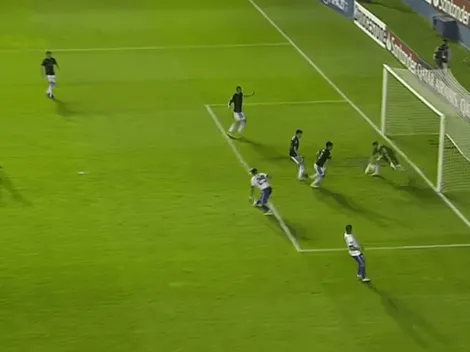 Arias recibe fortuito autogol antes de defender a la Roja