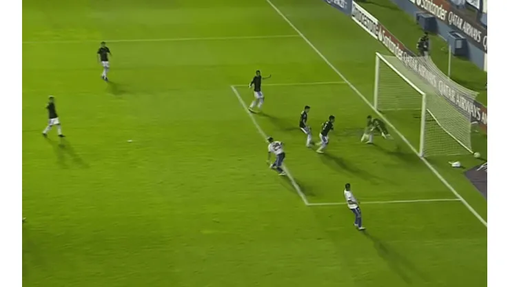 El autogol encajado por Gabriel Arias en Racing por Copa Libertadores.