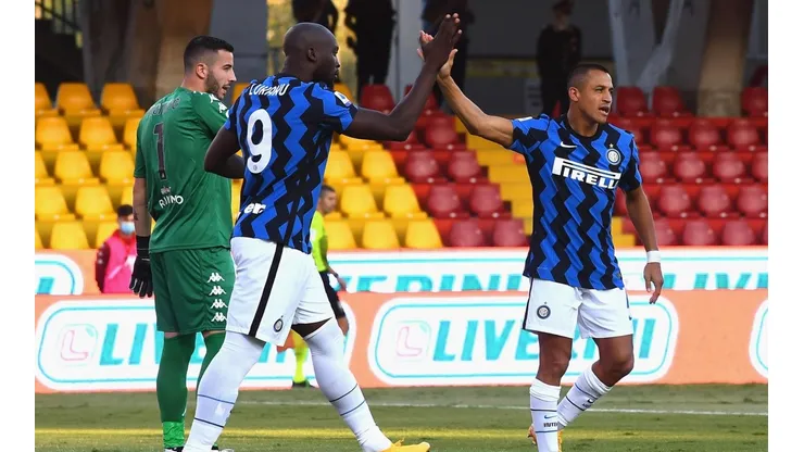 Alexis celebra el gol de Lukaku para el Inter frente al Benevento.