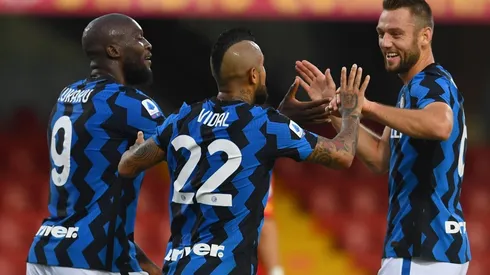 Arturo Vidal festeja junto a sus compañeros