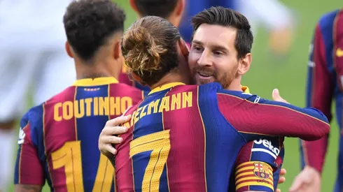 Lionel Messi se abraza con Antoine Griezmann en el partido ante el Elche
