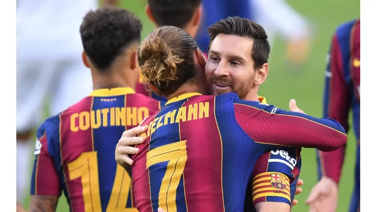 Lionel Messi se abraza con Antoine Griezmann en el partido ante el Elche