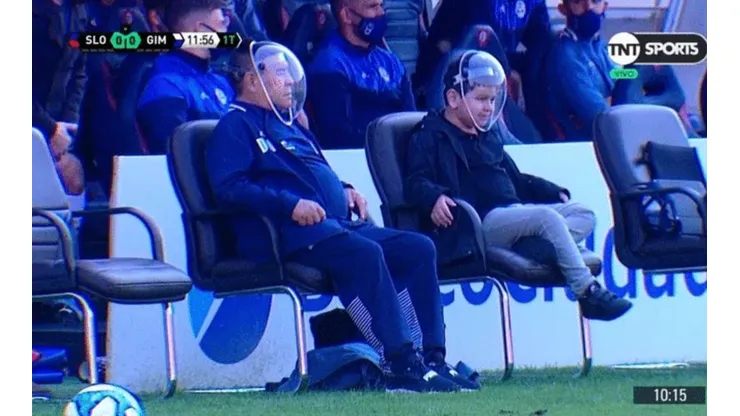 Diego Maradona junto a su hijo en el banco de Gimnasia