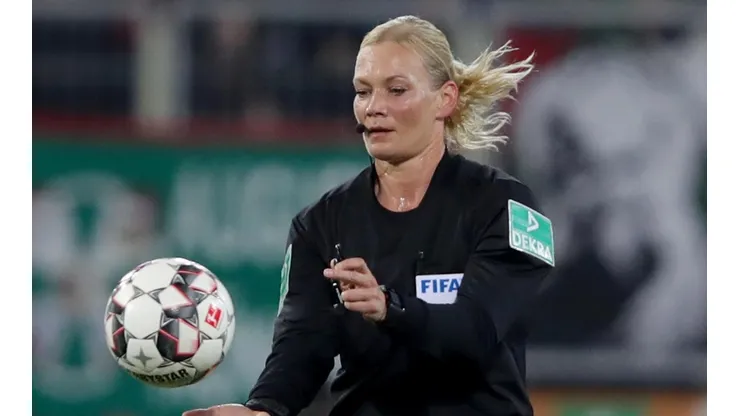 La jueza de 41 años podría anunciar su retiro del fútbol tras dirigir el Bayern vs Dortmund de este miércoles.