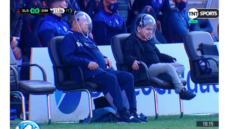 Diego Maradona junto a su hijo en el amistoso de Gimnasia