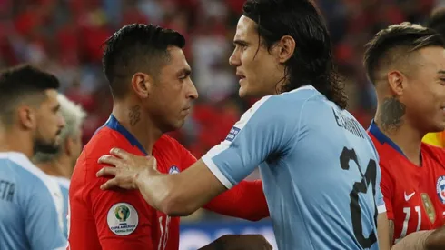 Gonzalo Jara se saluda con Edinson Cavani en la Copa América Brasil 2019
