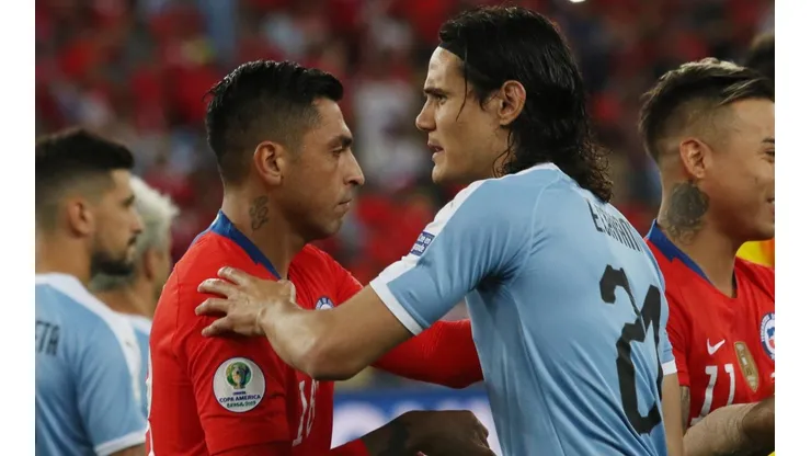 Gonzalo Jara se saluda con Edinson Cavani en la Copa América Brasil 2019