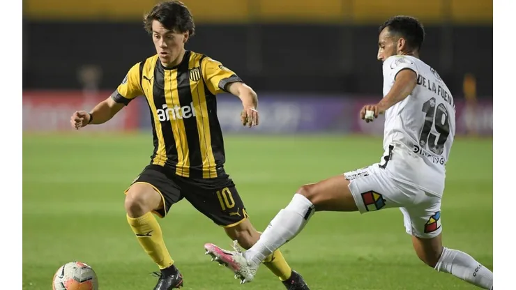 Con poco, Peñarol se floreó ante un Colo Colo lamentable.