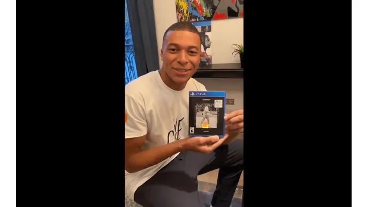 Mbappé con el primer FIFA 21