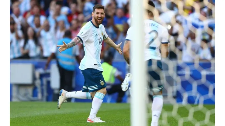 Messi se cuadró con sus compañeros de Argentina en España y prestará su avión para el viaje a Eliminatorias