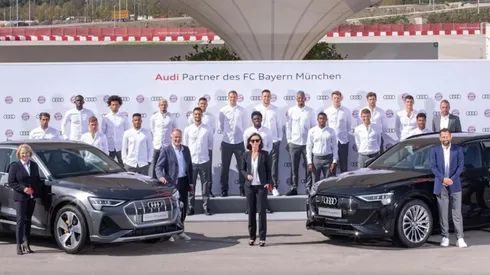 Tras una breve introducción a las posibilidades ditigales del e-tron, el plantel del Bayern probó los vehículos en pista.