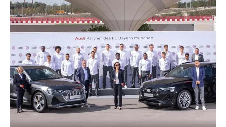 Tras una breve introducción a las posibilidades ditigales del e-tron, el plantel del Bayern probó los vehículos en pista.