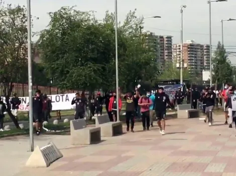 Barra de Colo Colo llega masivamente al Estadio Monumental