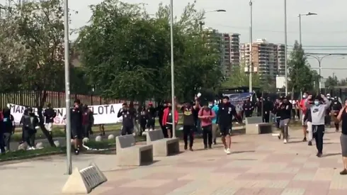 Un centenar de hinchas albos llegaron a manifestarse a las afueras del Monumental.
