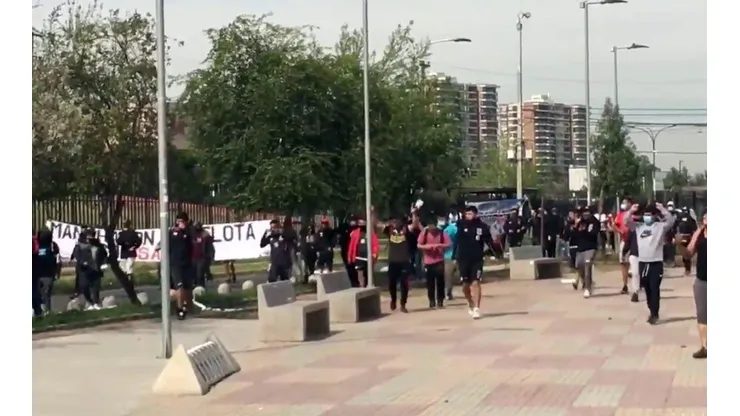 Un centenar de hinchas albos llegaron a manifestarse a las afueras del Monumental.