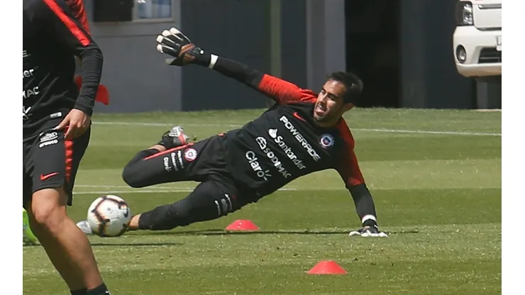 Claudio Bravo sabrá en las próximas horas si podrá estar en el arco de Chile para las eliminatorias