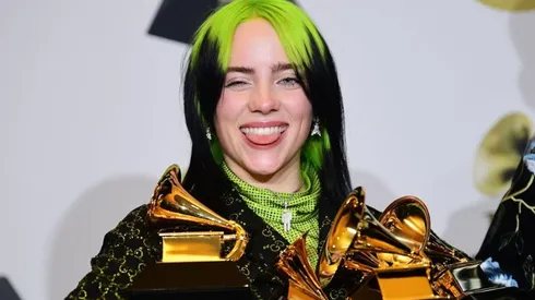 Billie Eilish con sus múltiples Grammy.