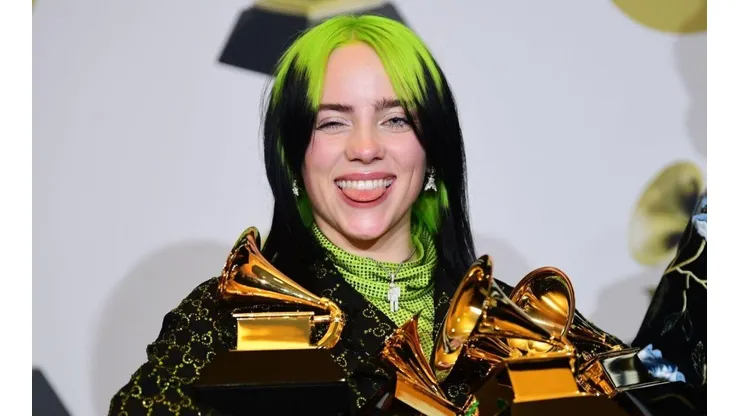 Billie Eilish con sus múltiples Grammy.