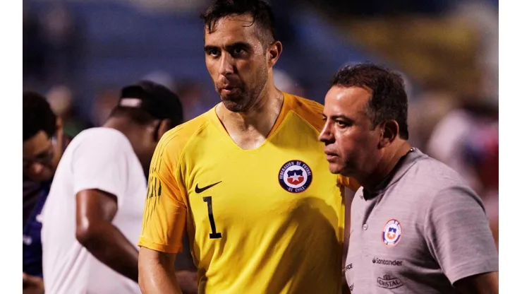 Claudio Bravo y su lesión en la rodilla complican a la Roja.