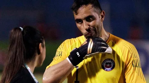 Claudio Bravo puede perderse el inicio de las eliminatorias con la selección chilena