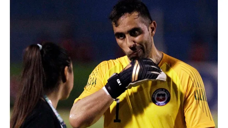 Claudio Bravo puede perderse el inicio de las eliminatorias con la selección chilena