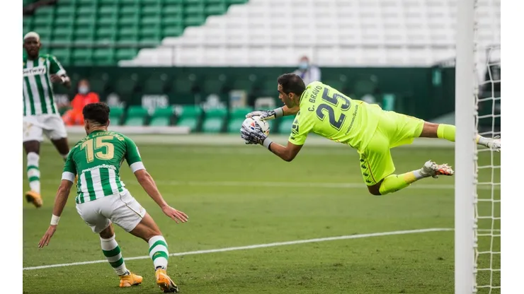 Claudio Bravo en una atrapada espectacular defendiendo el arco del Betis