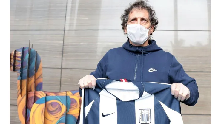 Mario Salas y Alianza Lima, a punto de quedar en la historia oscura de la Copa Libertadores.