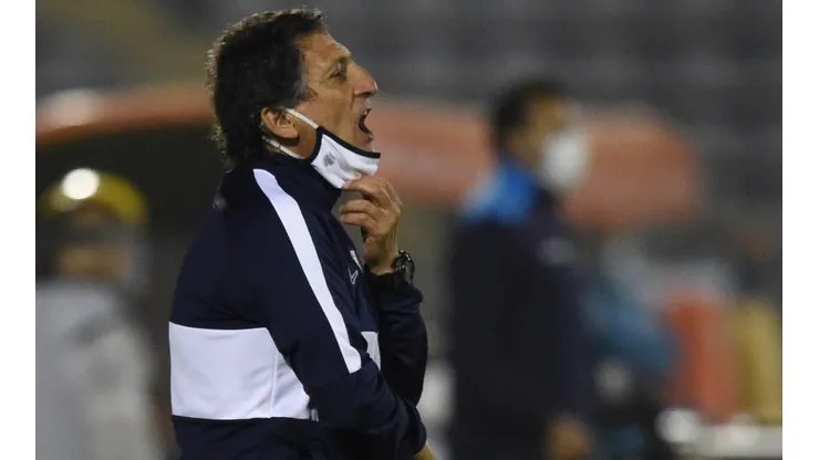 Mario Salas ante Racing Club por Copa Libertadores