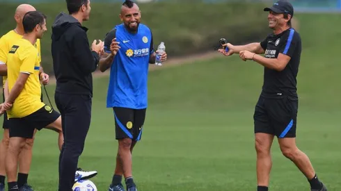 Arturo Vidal junto a Antonio Conte y Javier Zanetti en el entrenamiento de Inter de Milán