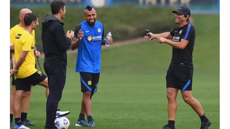 Arturo Vidal junto a Antonio Conte y Javier Zanetti en el entrenamiento de Inter de Milán