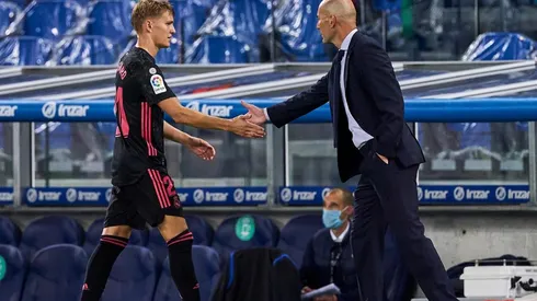 Martín Odegaard saluda a su técnico Zinedine Zidane