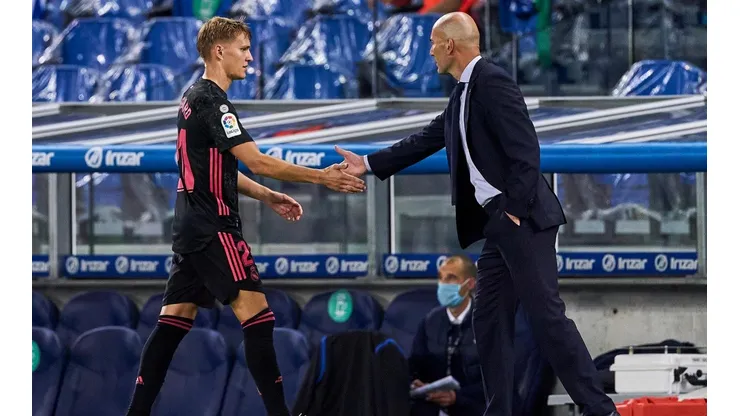Martín Odegaard saluda a su técnico Zinedine Zidane