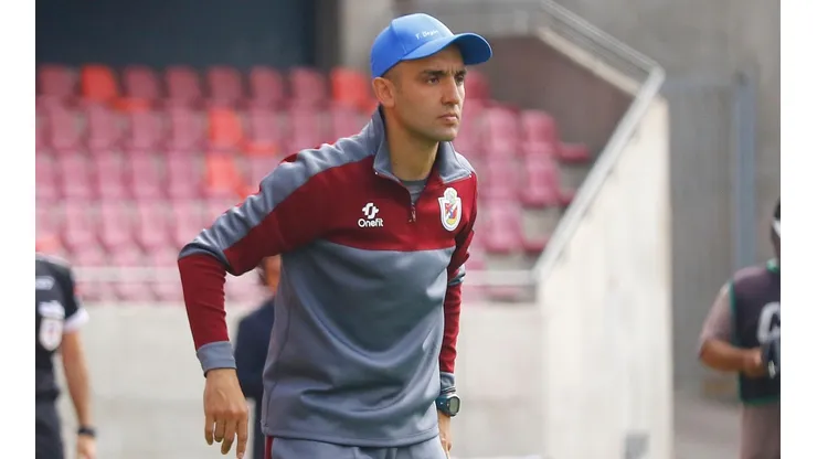 Francisco Bozán dirigiendo a La Serena ante Colo Colo