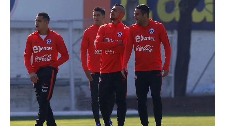 Mauricio Isla junto a Arturo Vidal y Alexis Sánchez en un entrenamiento de la Roja