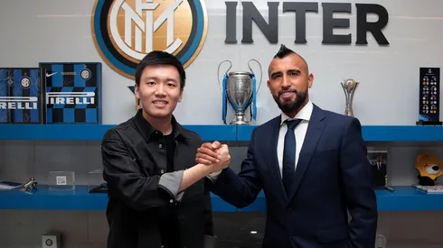 Arturo Vidal fue recibido por Steven Zhang, dueño del Inter de Milán, y firmó un contrato por tres años