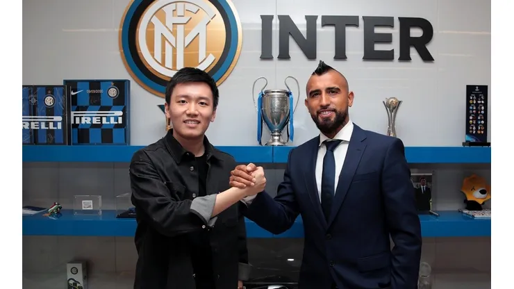 Arturo Vidal fue recibido por Steven Zhang, dueño del Inter de Milán, y firmó un contrato por tres años
