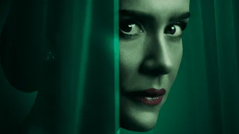 Sarah Paulson se luce convertida en la enfermera Ratched de Ryan Murphy.