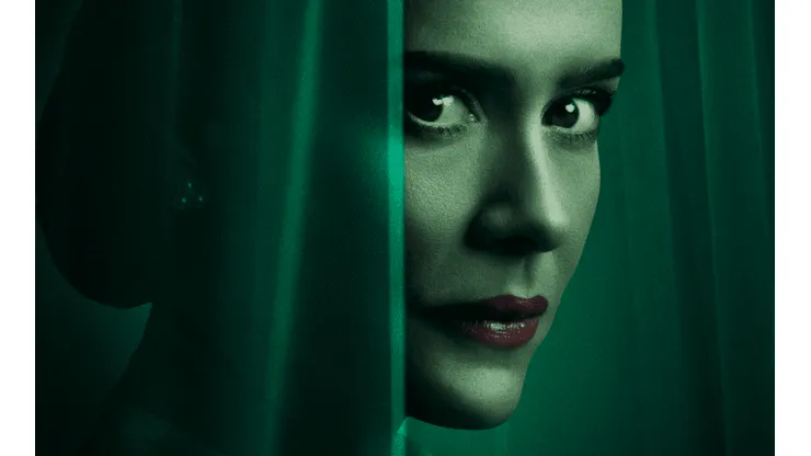 Sarah Paulson se luce convertida en la enfermera Ratched de Ryan Murphy.